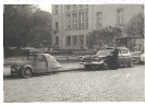 Oldtimer Velorex-Dreirad und Straßenkreuzer mit Heckflossen, Sofia, Bulgarien, historische Fotografie 1960-1970