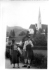 Bad Wiessee,  église paroissiale Assomption (Himmelfahrtskirche), costumes traditionnels bavarois, photographie historique, vers 1938  