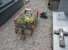 14-cimetière d'Ardres, tombe d'un enfant en fer forgé rouillé, en état d'abandon        
