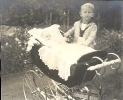 Im Garten, Junge in Matrozenanzug, Saugling in englischer Kinderwagen, Lebensstil einer gutbürgerlichen Familie in Deutschland zwischen 1900 und 1910