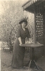 Junge Frau im Garten, Lebensstil einer gutbürgerlichen Familie in Deutschland zwischen 1900 und 1910