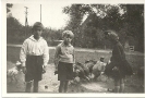Kinder spielen im Garten, Truthähne, Historische Fotographie- Eine Jugend in Deutschland zwischen zwei Weltkriege, 08.03.1932 