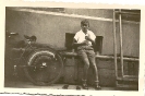 Junge mit Taube, neben Fahrrad mit Kleiderschutznetz, Historische Fotografie (Foto Crauel, Bremerhaven) - Eine Jugend in Deutschland, 1937