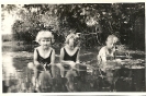 1929 - Drei Kinder spielen im Weiher, Historisches Fotografie-Eine Jugend in Deutschland, 1929