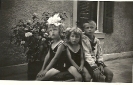 1929 - Drei Kinder in Freizeitkleidung (Badeanzug und Matrozenanzug der damaligen Mode), Historische Fotografie - Eine Kindheit in Deutschland, Sommer 1929