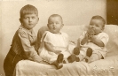 1925 - Eine Jugend in Deutschland zwischen zwei Weltkriege, Portrait der Zwillinge Georg und Hannelore mit Bruder
