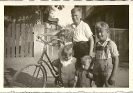 Gruppe von Kindern mit Fahrrad, historische Fotografie - Eine Kindheit in Deutschland, 1934