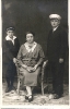 Frau und 2 junge Männer, nach dem Abituria - Historische Fotografie