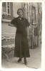 Junge Frau vor der Haustür, historische Fotografie - Frauenproträt