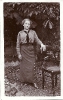 Junge Frau im Garten, historische Fotografie 1915