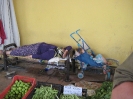 Wochenmarkt in Alanya, schlafende Frau und schlafendes Kind, 22.06.2010